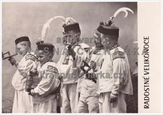 DĚTI v kroji na velikonočním přání (fot. Plicka Karel)