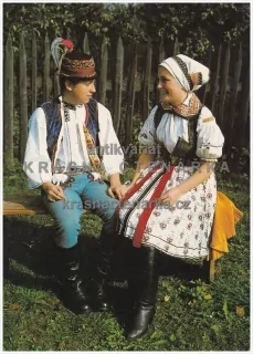 KROJE SLOVÁCKA (Děvče a mládenec v kroji k tanci)