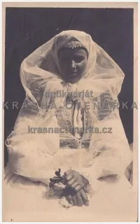 ŽENY V KROJÍCH (Mladá žena v sviatočnom kroji, Spišská župa)