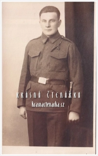 VOJENSKÁ (voják, ateliérová fotografie)