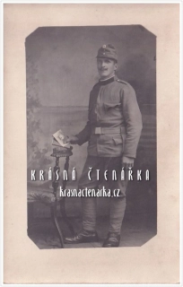 VOJENSKÁ (voják, ateliérová fotografie)