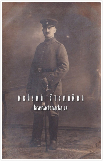 VOJENSKÁ (voják, ateliérová fotografie)