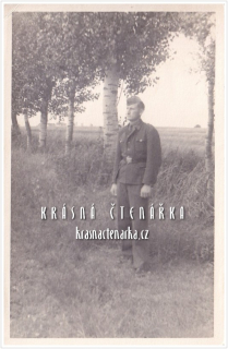 VOJENSKÁ (voják, fotografie venku)