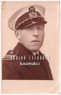 VOJENSKÁ (voják, ateliérová fotografie)