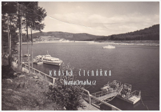 Vodní nádrž LIPNO s motorovou lodí, Přístaviště