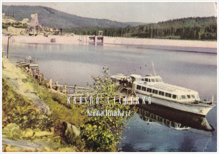 Vodní nádrž LIPNO s motorovou lodí, Přístaviště a přehrada