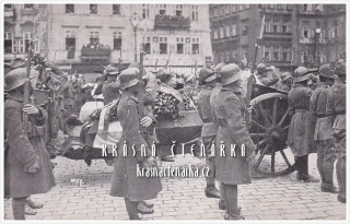 PRAHA, Defilé důstojníků před rakvemi na Staroměstském náměstí