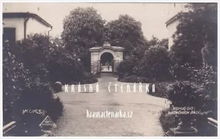 KUKS (Vchod do nadačních sadů)