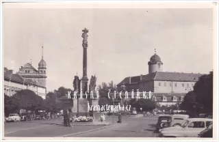 Zámek PODĚBRADY a náměstí s automobily