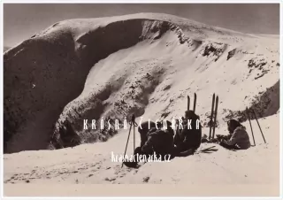 KRKONOŠE, Studniční hora i s lyžaři