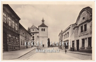 DOBRUŠKA, Kostelní ulice a hostinec U Černých