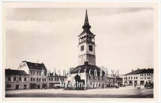 DOBRUŠKA, Radnice a náměstí