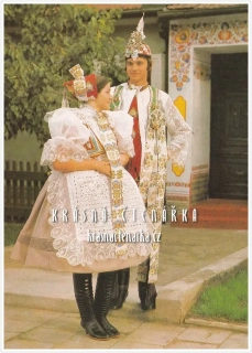 KROJE SLOVÁCKA (Děvče a mládenec ve slavnostních krojích z Podluží)
