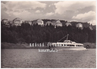 Vodní nádrž LIPNO s motorovou lodí