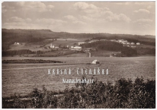 Vodní nádrž LIPNO s motorovou lodí