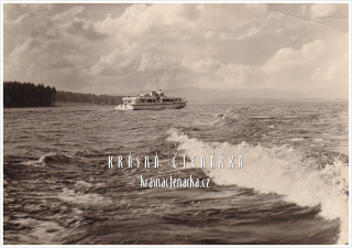 Vodní nádrž LIPNO s motorovou lodí