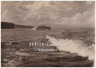 Vodní nádrž LIPNO s motorovou lodí