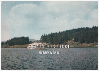 Vodní nádrž LIPNO s motorovou lodí