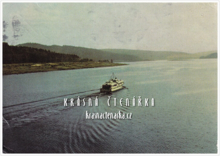 Vodní nádrž LIPNO s motorovou lodí