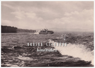 Vodní nádrž LIPNO s motorovou lodí