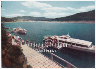 Vodní nádrž LIPNO s motorovou lodí a přístaviště