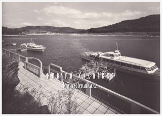 Vodní nádrž LIPNO s motorovou lodí a přístaviště