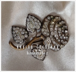 Bižuterní BROŽ štrasová růže, cca 1960