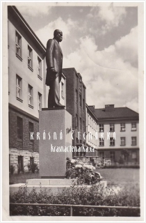 BRANDÝS NAD LABEM, Pedagogický institut s pomníkem T. G. Masaryka