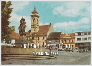 UHERSKÝ BROD, Náměstí s kašnou i s automobily