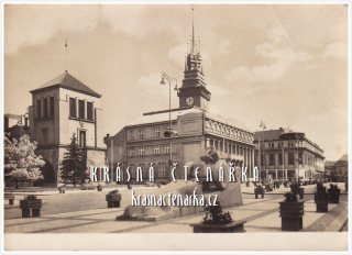 PARDUBICE, Náměstí Osvobození a betonový traktor