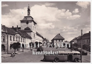 JÍLOVÉ u Prahy, Náměstí i s autobusem