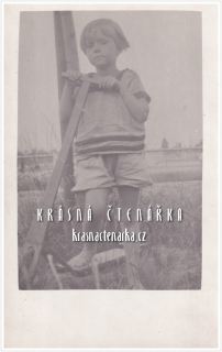DÍVKA s koloběžkou