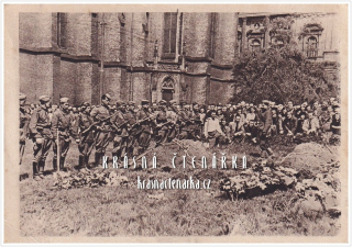 OSVOBOZENÍ PRAHY 1945, Pohřeb padlých ruských vojínů u kostela sv. Ludmily