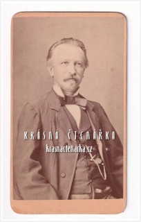 Fotografická vizitka: DŽENTLMEN s knírkem