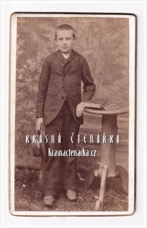 Fotografická vizitka: MLADÝ DŽENTLMEN u stolečku