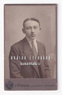 Fotografická vizitka: DŽENTLMEN (Atelier Josef Pírka, Pardubice)