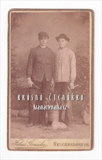 Fotografická vizitka: DŽENTLMENI v pracovním obleku (Atelier Julius Grusche, Neugersdorf)