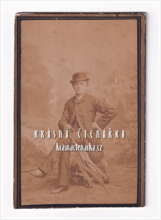 Fotografická vizitka: DŽENTLMEN s deštníkem (Atelier R. Habel, Čáslav)