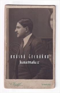 Fotografická vizitka: DŽENTLMEN ... i s průkazkou totožnosti (Atelier A. Špoutil, Nymburk)