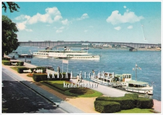 LODĚ na Rýnu ve městě BONN