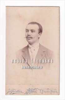 Fotografická vizitka: DŽENTLMEN (Atelier Josef Fiedler, Praha)