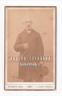 Fotografická vizitka: DŽENTLMEN v kabátku (Atelier Bohdan Václav Liška, Jindřichův Hradec)