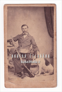 Fotografická vizitka: DŽENTLMEN MYSLIVEC se psem (Atelier Karel Brunner, Písek)