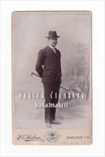 Fotografická vizitka: DŽENTLMEN (Atelier H. E. Herkner, Jablonec)