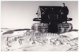 SNĚŽNÉ PÁSOVÉ VOZIDLO na fotografii