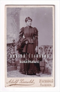 Fotografická vizitka: DÁMA s kufříkem (Atelier Adolf Zierold, Zschopau)