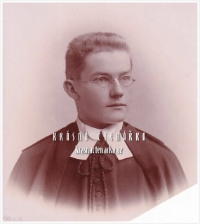 Fotografická vizitka: CÍRKEVNÍ HODNOSTÁŘ 