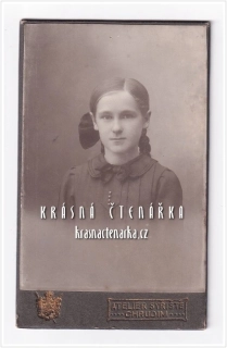 Fotografická vizitka: MLADÁ DÁMA (Atelier František Syřiště, Chrudim)