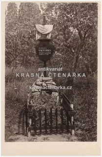 ČERVENÝ KOSTELEC (hrob Viktorky)