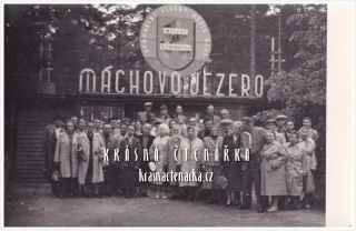 Nadšení turisté a navštěvníci MÁCHOVO JEZERO